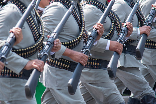 Fuerzas de combate marchando en desfile en la ciudad de mexico