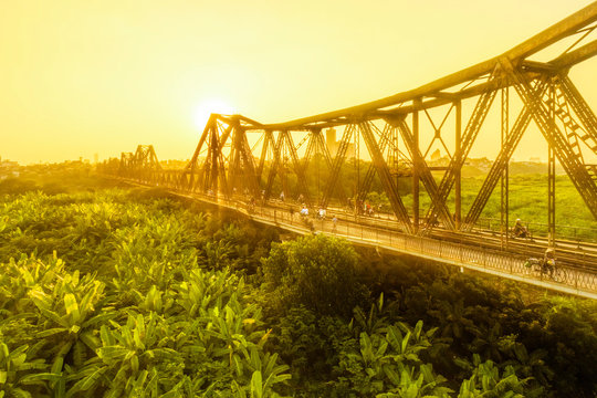 The Long Bien Bridge was constructed from 1989 to 1902 during French’s occupation of the country. Though the bridge was designed by French, it was built directly by Vietnamese workers 