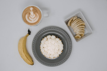 Tarta de plátano con acompañada de fruta y latte arte 