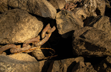 Ketten am Steinufer