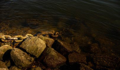 Ketten am Steinufer