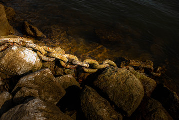Ketten am Steinufer