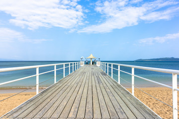 〈石垣島〉ビーチの桟橋