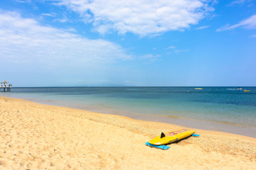 Fototapeta na wymiar 〈石垣島〉ビーチのサーフボード