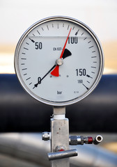 The pressure dial gauge installed on oil line