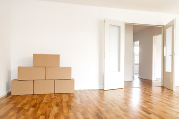 viele Umzugskartons stehen in einer leeren Wohnung