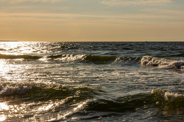 Wellen an der Ostsee bei Sonnenuntergang