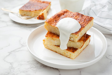 Appetizing cottage cheese casserole with sour cream.
