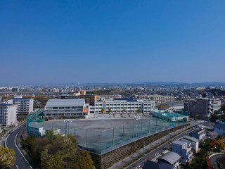 ドローンで空撮した住宅地の学校の風景