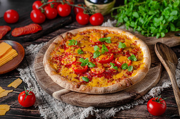 Pizza salami cheddar