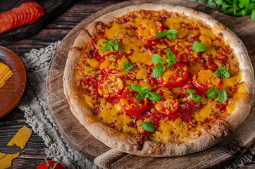 Pizza salami cheddar