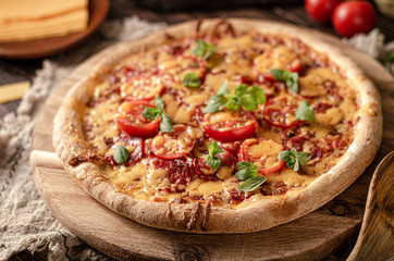 Pizza salami cheddar