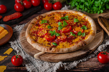 Pizza salami cheddar