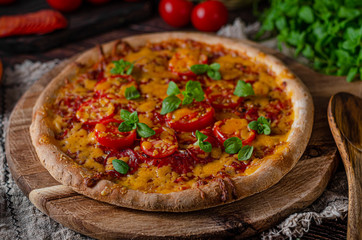 Pizza salami cheddar