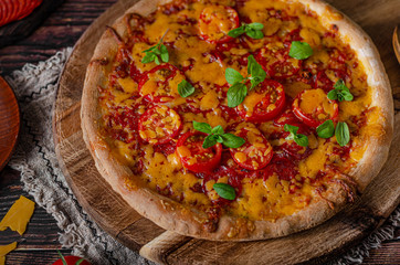 Pizza salami cheddar