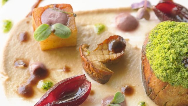 Piatto gastronomico con carne, funghi, patate, cipolla