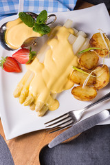 Asparagus with fried potatoes and hollandaise sauce