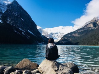 湖を眺める女性