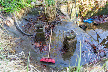Teich Gartenteich zum säubern vorbereiten Wasser ablassen Teichpumpe reinigen