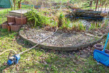 Wasser aus dem Gartenteich Teich ablassen mit Pumpe abpumpen