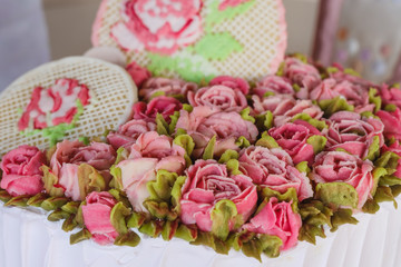 cake with cream colored roses