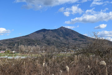 筑波山 ／ 日本百名山、日本百景、関東の富士見百景、日本の地質百選に選定されている、標高877mの筑波山です。男体山と女体山の２つの峰を持ち、古くから信仰の山として栄えてきました。