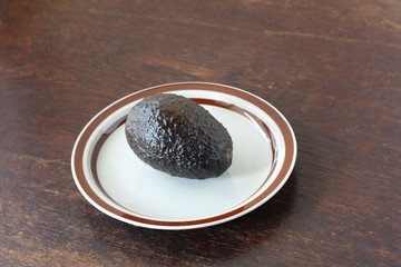 お皿の上のアボカド