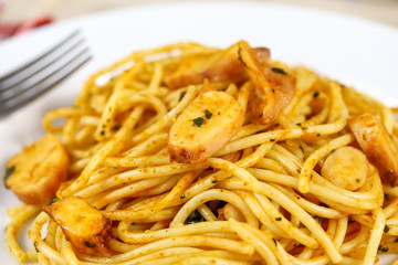 assiette de spaghetti aux calamars sur une table