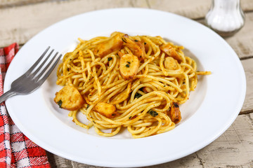 assiette de spaghetti aux calamars sur une table