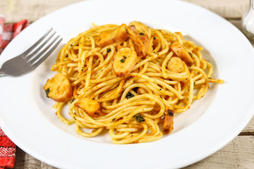 assiette de spaghetti aux calamars sur une table