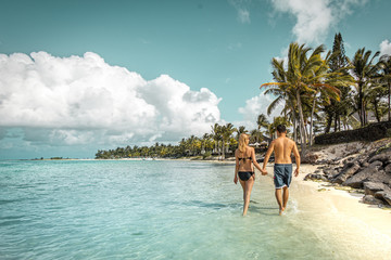 Paar beim Strandspaziergang am Traumstrand auf Mauritius