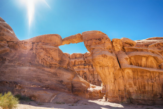 Jabal Umm Fruth Rock Bridge, Wadi Rum, Jordan.