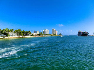 Obraz premium Luxury mansion in exclusive part of Fort Lauderdale