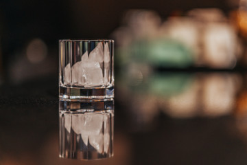 Before making ice latte, a glass of ice thrown