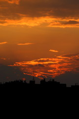 Obraz premium Zachód słońca w mieście.