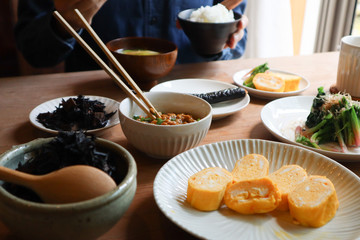 食事風景-朝食をとる男性
