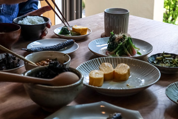 食事風景-素朴な朝食-男性