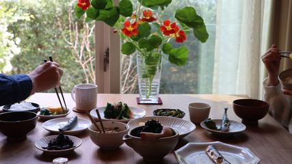 家族の食事風景-素朴な朝食