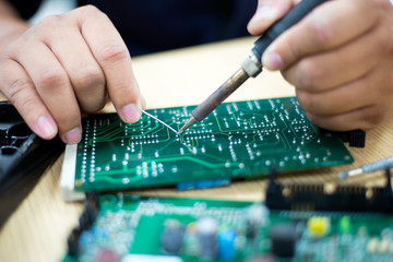 Repair the power supply of the electronic circuit board, check the condition of the electronic circuit board, and fix it using solder.