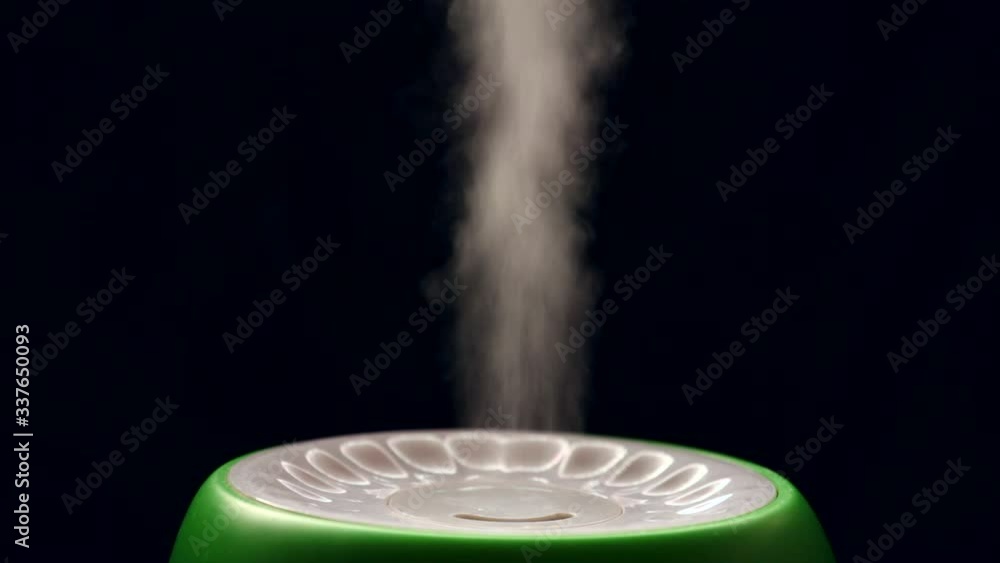Aufkleber humidifier from which steam comes out on a black background