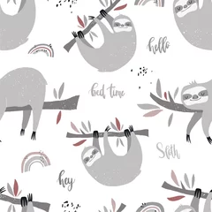 Foto op Plexiglas Luiaards Vector handgetekende gekleurde naadloze herhalende kinderachtig patroon met schattige luiaards op de takken en een regenboog in de Scandinavische stijl op een witte achtergrond. Leuk babydier. Babyprint met luiaards
