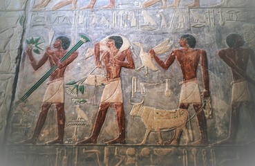  Männer mit einem Rind - Schöne, alte, erstaunlich gut erhaltene figürliche Darstellung  -  Kunst aus dem alten Ägypten  im Inneren einer Grabstätte