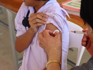 Obraz na płótnie Canvas The nurse is vaccinating the students.