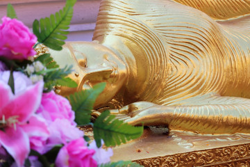 A sleeping gold buddha with flowers in Wat Chedi Luang Temple