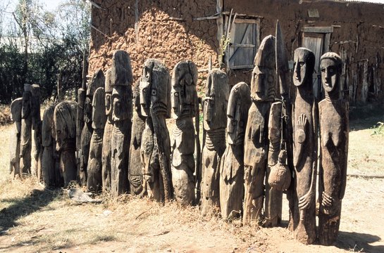 Typische sch&ouml;ne alte Holzfiguren vor einem Dorf der Konso in &Auml;thiopien