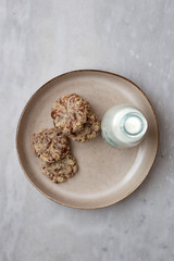 Obraz na płótnie Canvas almond vegetarian milk and gluten-free cookies