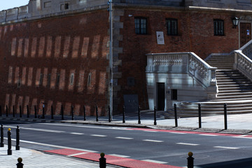 Rue et reflets de fen&ecirc;tre sur une paroi en pierre