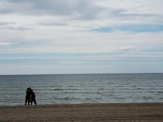 dwie osoby na plaży, plaża, woda
