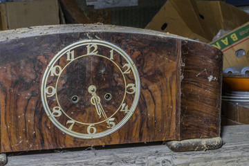 alte uhr aus holz detail