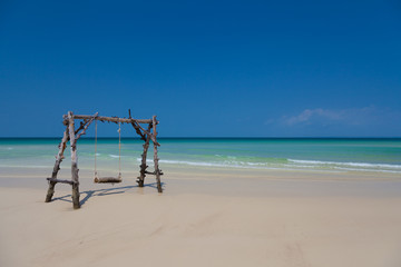 Schaukel im türkisblauen Wasser an einem Paradiesstrand der Sehnsucht nach einem tropischen Land...
